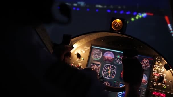 Взлет самолета, капитан самолета, профессиональная навигация, авиация — стоковое видео