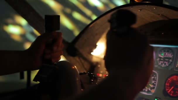 ステアリング ホイールにパイロットの手、照らされた街の上夜間飛行のクローズ アップ — ストック動画