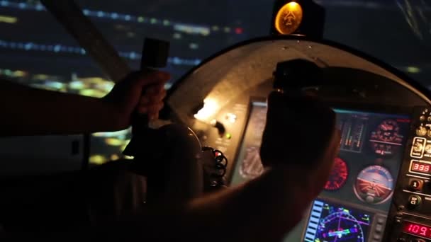 Пилот пытается предотвратить аварию, самолет теряет высоту, технические проблемы — стоковое видео