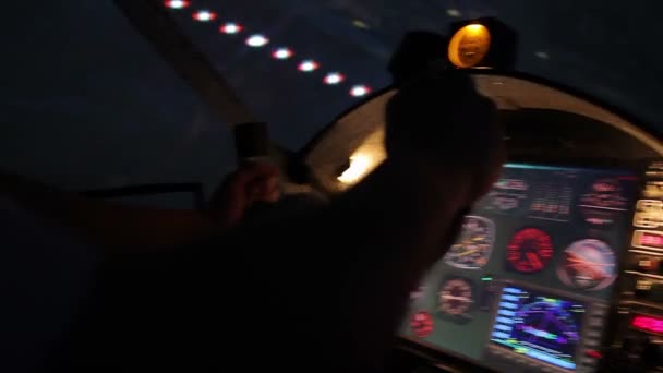 Notlandung eines Flugzeugs, technische Probleme mit dem Triebwerk, gefährlicher Moment — Stockvideo