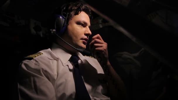 Avion pilot frumos, flirtând cu dispecerul la radio, bucurându-se de muncă — Videoclip de stoc