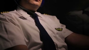 Pilot kontrol eden uçak ve ev, stresli iş düşünmeye yorgun