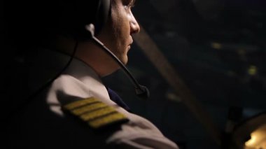 Özenli kaptan pilot büyük yolcu uçağı geceleri, iş görevleri gezinme kulaklık