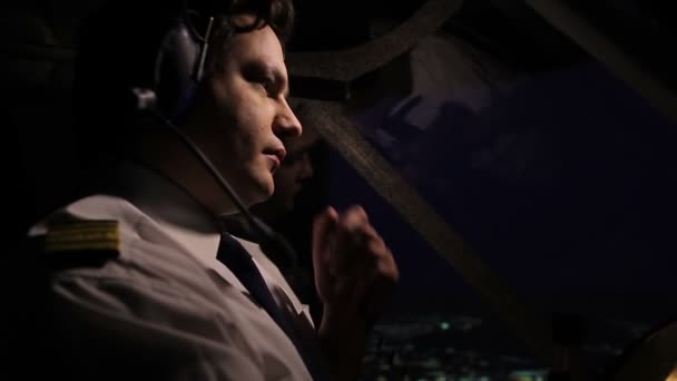 Utmattad airman pratar dispatcher om flygning över radio, aviation — Stockvideo