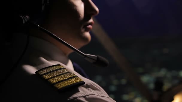 Exitoso capitán masculino volando avión y mirando a la ciudad de la noche, trabajo — Vídeos de Stock