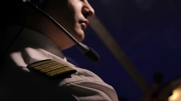 Aviador vestido de uniforme con epaulettes avión volador, profesional en el trabajo — Vídeos de Stock