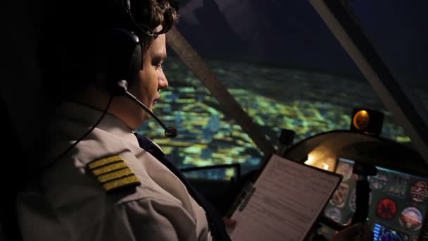 Piloto leyendo y llenando formulario de vuelo, navegando avión en modo piloto automático — Vídeos de Stock