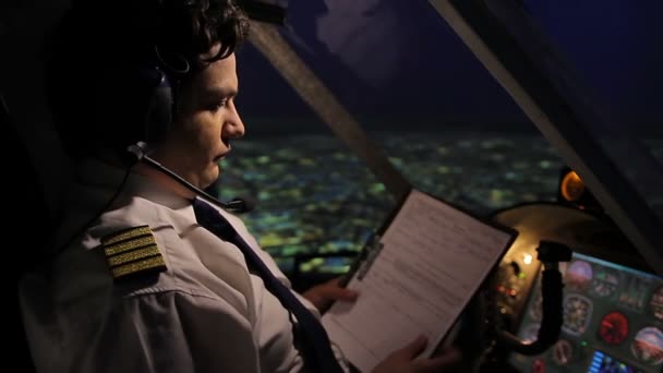 Pilot füllt Flugdokumente aus, Flugzeug fliegt im Autopilot-Modus, Luftfahrt — Stockvideo