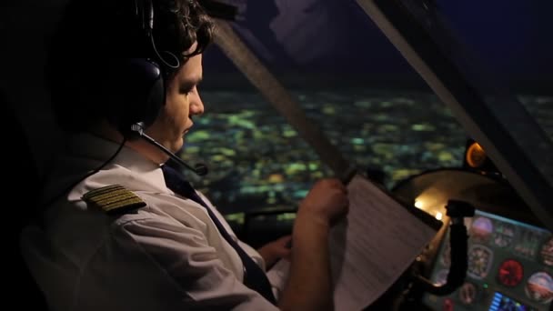 Capitán de avión volando en modo piloto automático, llenando informe de vuelo, tareas de trabajo — Vídeo de stock
