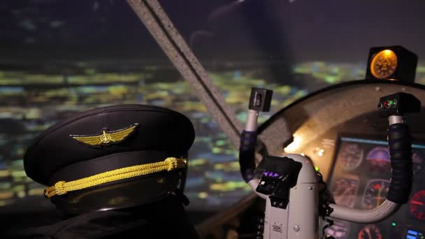 Sombrero de piloto comercial en asiento en cabina, escuela de aviación, trabajo de prestigio — Vídeo de stock