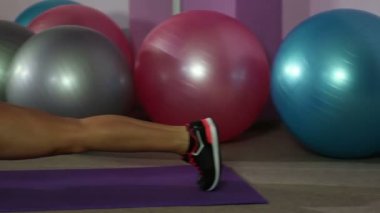 Kadın atlet gösteren açık tutun konum, spor egzersizleri Kılavuzu, panorama