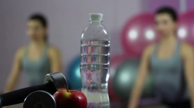 Fitness egzersizleri yapıyor, su dengesi tutmak, sağlıklı yemek yeme genç kadın
