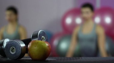 Spor Salonu, sağlıklı diyet ve aktif yaşam tarzı germe esnek kadın atlet