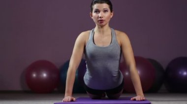 Omurga esnekliği rutin performans, yoga egzersizleri yapıyor güzel kadın