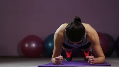 Önünde ayakta tutma pozisyonu, egzersiz veren güçlü kadın atlet