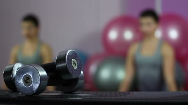 Ευέλικτη γυναίκα άσκησης στο γυμναστήριο, γκρο πλαν αλτήρες, υγιεινό τρόπο ζωής — Αρχείο Βίντεο