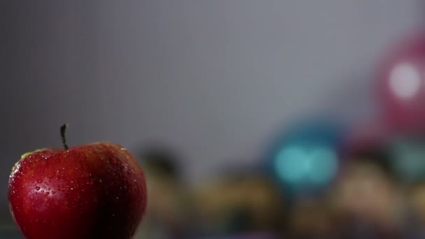 Крупный план свежего сочного яблока, упражнения женщины в спортзале, обезжиренный фон — стоковое видео