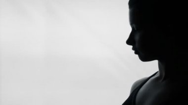 Yorgun kadın hasta ve yorgun, kötü baş ağrısı acı silüeti