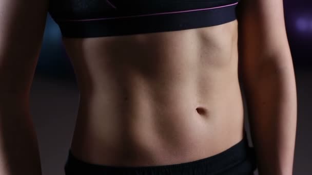 Platte buik van actieve vrouw met sportieve lichaam zwaar ademhaling na training — Stockvideo