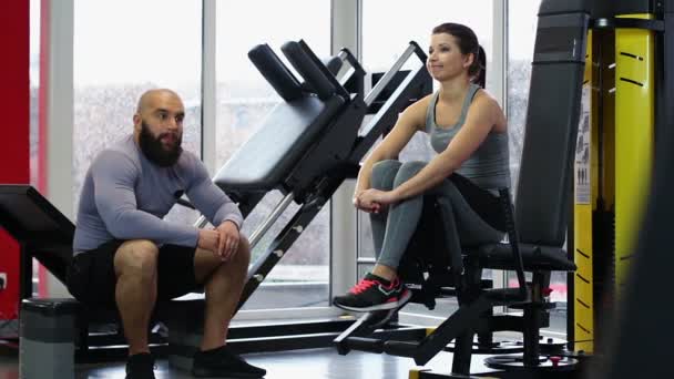 Paar sitzt gelangweilt im Fitnessstudio, während es auf den Trainer wartet, spricht nach dem Kampf nicht — Stockvideo