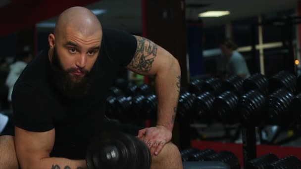 Wytatuowany mięśni mężczyzna sportowiec hantle ćwiczenia, ćwicząc w siłowni — Wideo stockowe