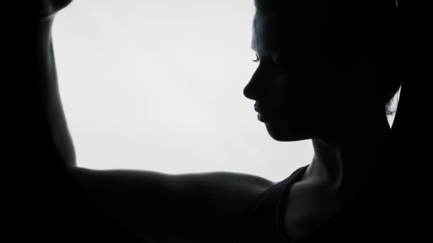Silhouet van de vrouw trots van sterke biceps, demonstreren vrouwelijke kracht — Stockvideo