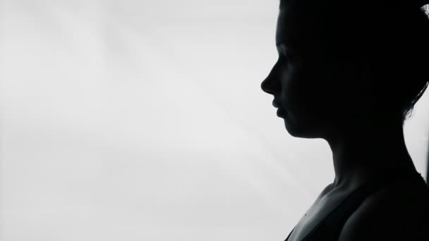 Грустная женщина закрывает лицо руками, страдает депрессией после разрыва, плачет — стоковое видео