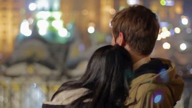 Sevgi dolu çift birbirlerine sarılma ve güzel gece şehir görünümü zevk, aşk