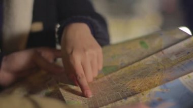 Rıhtımlar üzerinde harita, çift bir gezi tur, turizm için kız gösteren yol