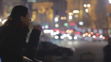 Street, gece city, yalnızlık sıcak kahve içme dalgın genç kadın