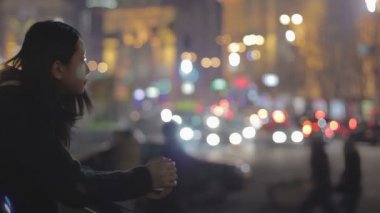 Sokakta kahve içme, ağlama ve sorunlar hakkında düşünme depresif kadın