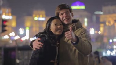 Poz fotoğraf makinesi, gülen ve having fun, rahatlatıcı bir atmosfer için gençler