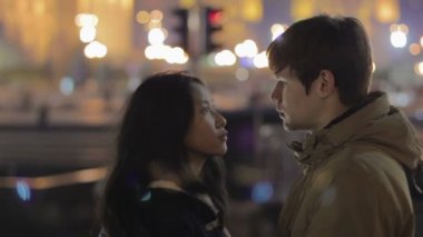 Eğleniyor, yüzler, gençler birlikte vaktinizi çekerek genç Çift