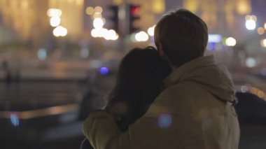 Gece şehir manzarayı, ilişki tarihte, sarılma genç mutlu çift