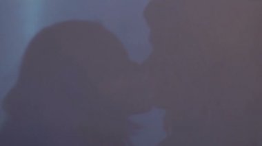Çift öpüşme koyu arka plan, aşk, ilişki Loving siluetleri