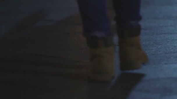 Mujer solitaria caminando en la hermosa ciudad nocturna, pies de primer plano. Melancolía — Vídeos de Stock