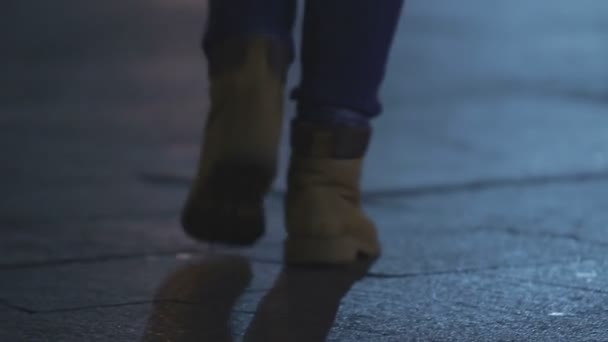 美しい夜の街で傘を持って歩く孤独な女の子、うつ病、悲しみ — ストック動画