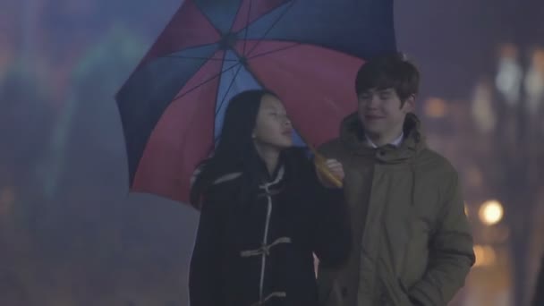 Tieners met eerste datum, paar wandelen in Park met paraplu, ontspanning — Stockvideo