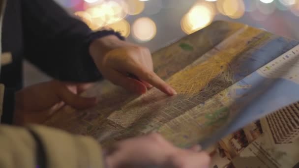 Excursión nocturna, guía turístico que muestra las atracciones históricas en el mapa para turistas — Vídeo de stock