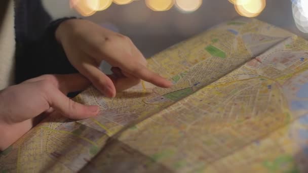 Voyageurs cherchant musée sur la carte, homme et femme ayant week-end cool, tourisme 