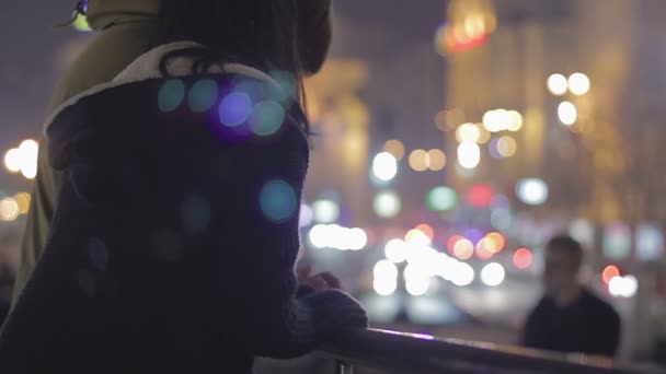 Adolescentes desfrutando de bela vista sobre a cidade noturna e falando, atmosfera de férias — Vídeo de Stock