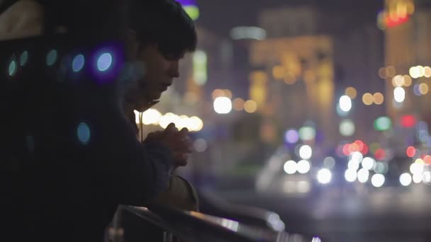 Düşünceli üzgün adam tutarak kız arkadaşının el, sevgi ve bakım, depresyon — Stok video