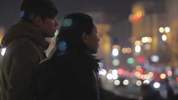 Triste novio y novia mirando iluminada ciudad nocturna, ruptura, lucha — Vídeo de stock