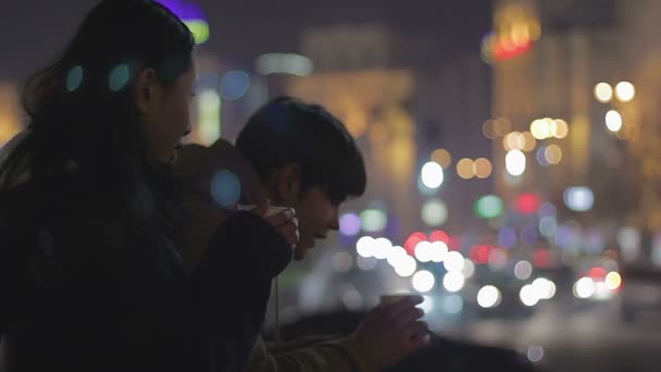 Couple adolescent buvant du café et communiquant dans la rue, premier rendez-vous, sentiments — Video