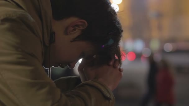 Bezorgd jongen staan op straat, nergens om te gaan, eenzame man bidden — Stockvideo