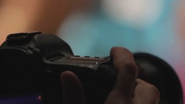 Erkek eller fotoğraf çekmek için kamera kullanarak, iş yerinde fotoğrafçı, yaratıcı hobi