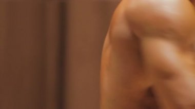 Bodybuilder rahat yarışma alarak yırtık kas gövde göstermek için pozlar