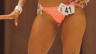 Kadın fitness modeli mükemmel vücut, kalıcı kendini geliştirme sonucu