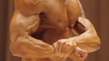 Bodybuilder yan göğüs ve arka çift pazı güçlü vücut gösteren pozlar