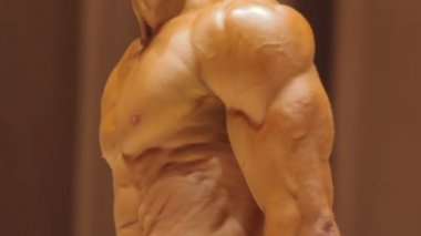 Yan triceps poz büyük kasları gösteren güçlü adam, yırtık altı paketi abs